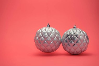 Güzel noel gümüş bauble şeftali arka plan üzerinde yakın.