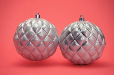 Güzel noel gümüş bauble şeftali arka plan üzerinde yakın.