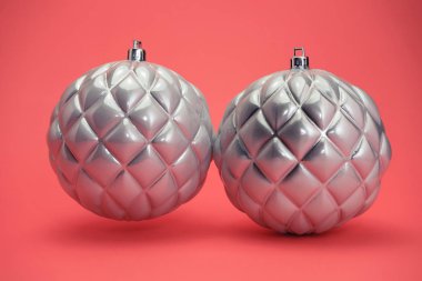 Güzel noel gümüş bauble şeftali arka plan üzerinde yakın.