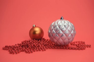 Güzel noel gümüş baubles kırmızı bir arka plan üzerinde yakın.
