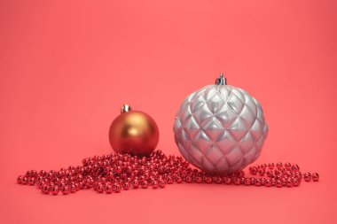 Güzel noel gümüş baubles kırmızı bir arka plan üzerinde yakın.