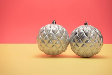 Güzel noel gümüş bauble sarı ve kırmızı arka plan üzerinde yakın.