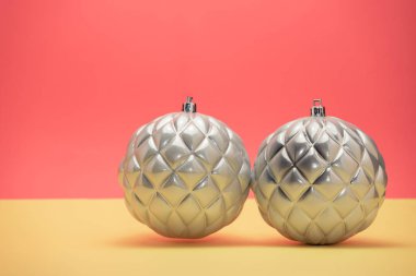 Güzel noel gümüş bauble sarı ve kırmızı arka plan üzerinde yakın.