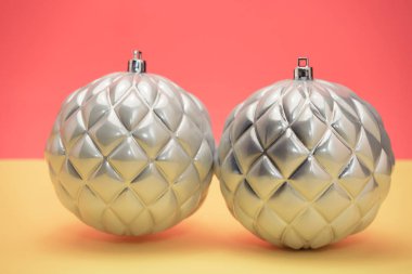 Güzel noel gümüş bauble sarı ve kırmızı arka plan üzerinde yakın.