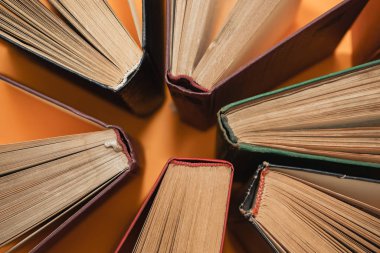 Sarı arka plan üzerine kitap açın. Üstte görüntü.