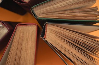 Sarı arka plan üzerine kitap açın. Üstte görüntü.