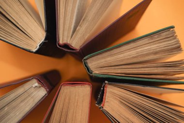 Sarı arka plan üzerine kitap açın. Üstte görüntü.