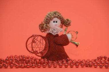 Kırmızı arka plan üzerinde güzel Noel bauble melek oyuncak.