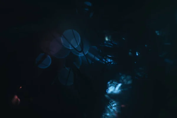 暗い背景に美しい光学青コールドボケ — ストック写真