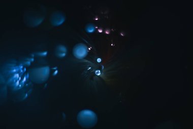 Koyu bir arka plan üzerinde güzel optik mavi soğuk bokeh.