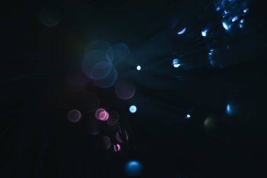 Koyu bir arka plan üzerinde güzel optik mavi soğuk bokeh.