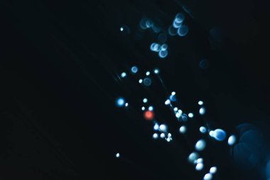 Koyu bir arka plan üzerinde güzel optik mavi soğuk bokeh.