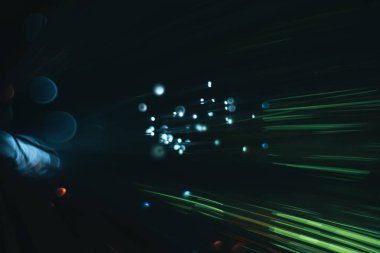 Yeşil bokeh renkli parlak arka plan üzerinde güzel soyut fiber optik ağ kablosu.