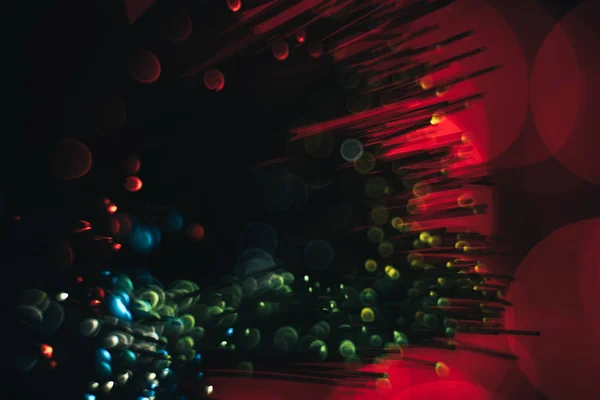 红色发光背景上美丽的抽象光纤光缆 — 图库照片