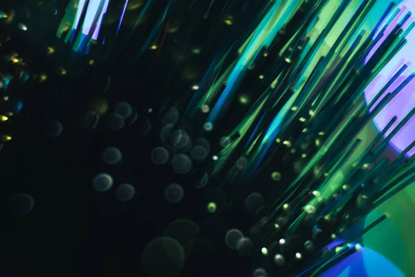 绿色散景彩色发光背景上美丽的抽象光纤网络电缆 — 图库照片