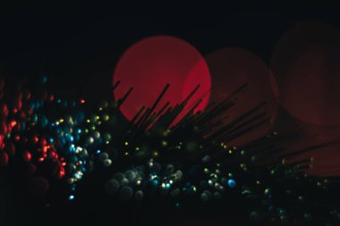 Kırmızı parlaklık arka planda güzel soyut fiber optik ağ kablosu.