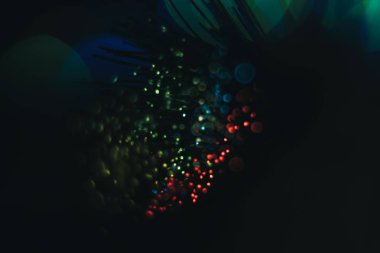 Çok renkli parlak arka plan üzerinde güzel soyut fiber optik ağ kablosu.