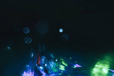 Çok renkli parlak arka plan üzerinde güzel soyut fiber optik ağ kablosu.