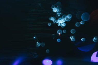 Koyu bir arka plan üzerinde güzel optik mavi soğuk bokeh.