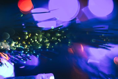 Çok renkli parlak arka plan üzerinde güzel soyut fiber optik ağ kablosu.