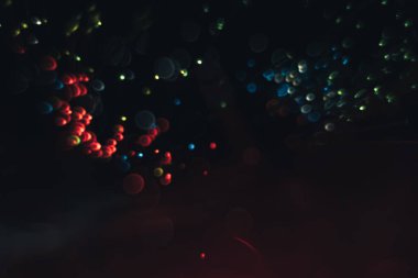 Siyah bir arka plan üzerinde güzel çok renkli ışık bokeh.