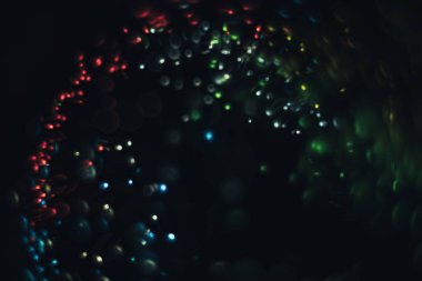 Siyah bir arka plan üzerinde güzel çok renkli ışık bokeh.