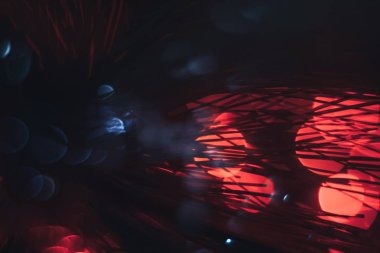 Kırmızı bokeh arka plan üzerinde güzel soyut optik fiber çizgi.