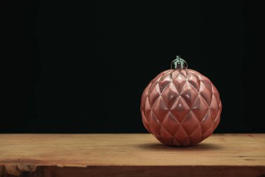 Ahşap bir masa ve siyah arka plan üzerinde Güzel Noel süsler.