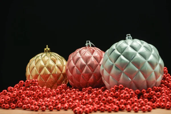 Belle Palline Natale Perline Vicino Tavolo Legno Sfondo Nero — Foto Stock