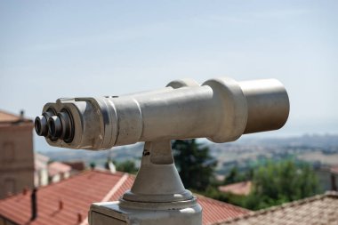Dürbün görünümü şehir ile şehir bakmak, arka plan bakış açısıüzerinde yakın çekim dürbün görme gözlemlemek.