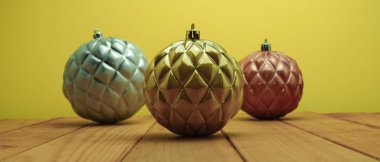 Güzel Noel süsler ve boncuklar ahşap bir masa ve sarı arka plan üzerinde yakın.