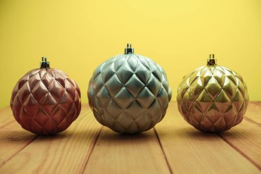 Güzel Noel süsler ve boncuklar ahşap bir masa ve sarı arka plan üzerinde yakın.