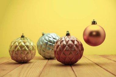 Güzel Noel süsler ve boncuklar ahşap bir masa ve sarı arka plan üzerinde yakın.