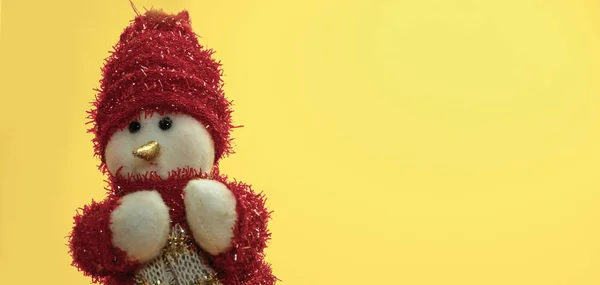Indah Natal Orang Salju Berpakaian Santa Claus Latar Belakang Kuning — Stok Foto