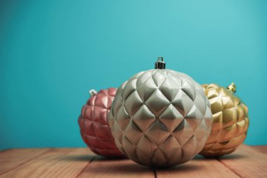 Güzel Noel baubles ve boncuklar ahşap bir masa ve mavi arka plan üzerinde yakın.