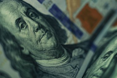 100 dolarla Franklin 'in yüzünü kapat. Amerikan ve Amerikan Doları nakit para geçmişi.