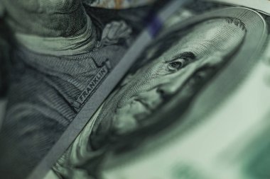 100 dolarla Franklin 'in yüzünü kapat. Amerikan ve Amerikan Doları nakit para geçmişi.