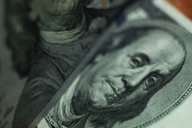 100 dolarla Franklin 'in yüzünü kapat. Amerikan ve Amerikan Doları nakit para geçmişi.