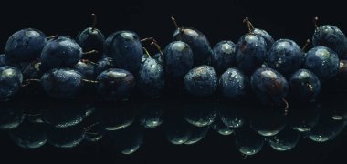 Siyah cam masa ve koyu arka plan üzerinde güzel taze mavi pulms.