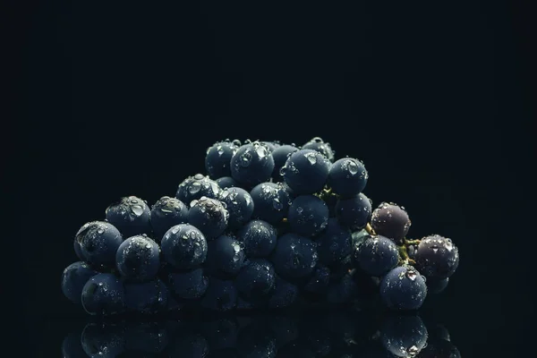 Hermosa Vid Fresca Uvas Azules Sobre Una Mesa Vidrio Negro — Foto de Stock