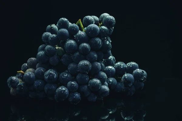 Uvas Azuis Frescas Videira Uma Mesa Vidro Preto Fundo Escuro — Fotografia de Stock