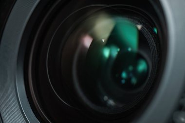 Siyah arka plandaki güzel kamera lenslerini kapat. Makro manzara.