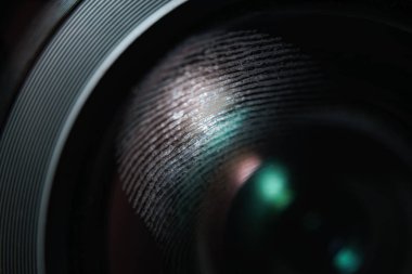 Kamera objektifi arka planında parmak izini kapatın. Makro görünümü.