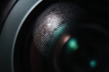 Kamera objektifi arka planında parmak izini kapatın. Makro görünümü.