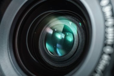 Siyah arka plandaki güzel kamera lenslerini kapat. Makro manzara.