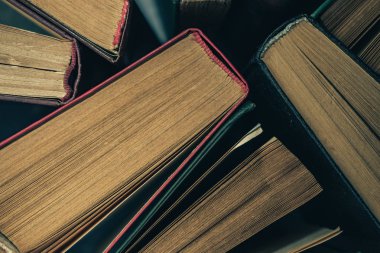 Kapat Eski kitaplar arka planını aç. Üstte görüntü.