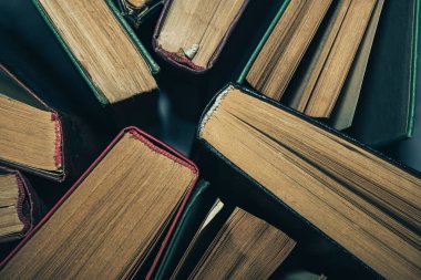 Kapat Eski kitaplar arka planını aç. Üstte görüntü.