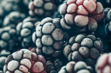 Taze dondurulmuş böğürtlen arka planı kapatın. Makro görünümü.