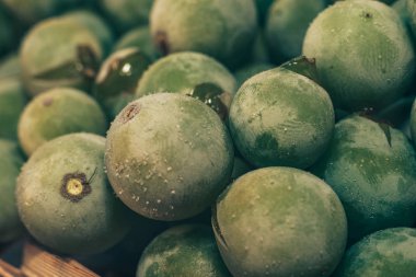 Yakın taze dondurulmuş yeşil üzüm taneleri arka plan kadar. Makro görünümü.