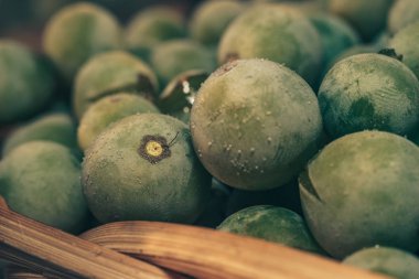 Yakın taze dondurulmuş yeşil üzüm taneleri arka plan kadar. Makro görünümü.